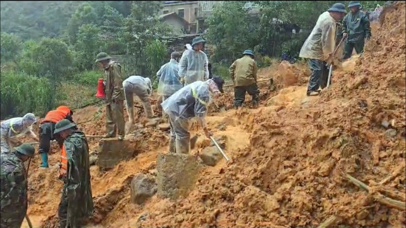 Authorities are trying to find four people missing due to a landslide in Lung Cu commune, Tuyen Quang province.