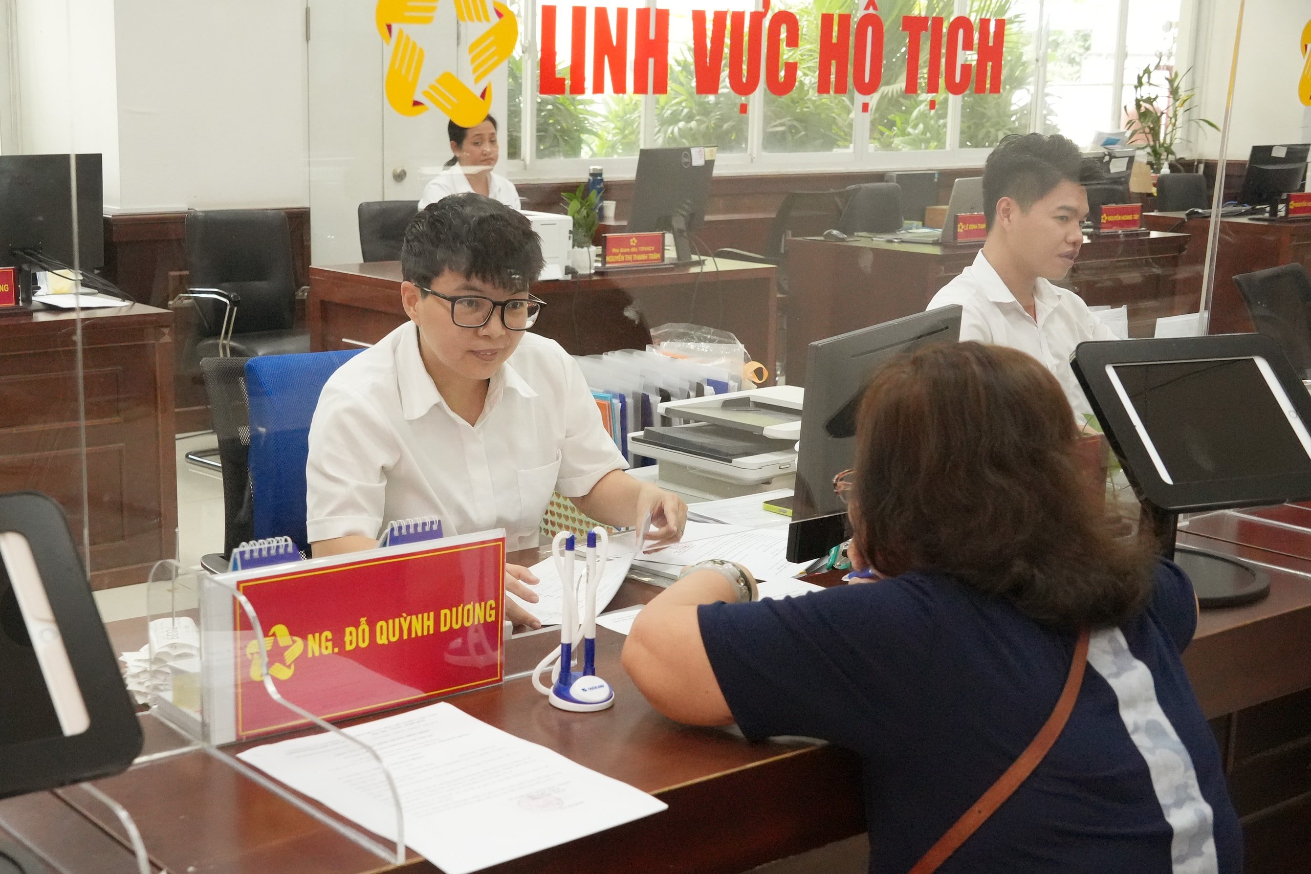 បុគ្គលិកនៃមជ្ឈមណ្ឌលសេវាកម្មរដ្ឋបាលសាធារណៈវួដ Phu Nhuan ទទួលឯកសារនីតិវិធីរដ្ឋបាលរបស់ប្រជាពលរដ្ឋ។
