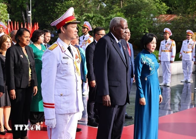 ttxvn-chu-tich-quoc-hoi-cuba-vieng-liet-sy-2.jpg