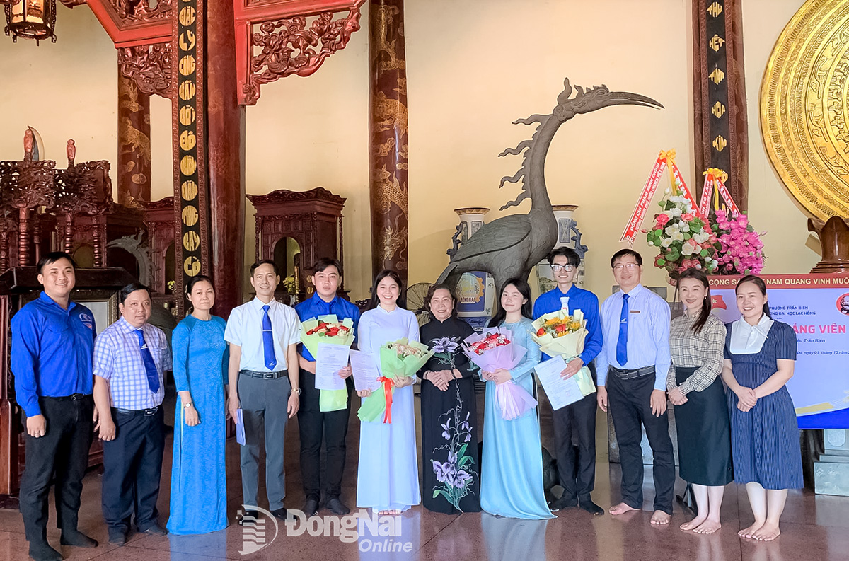 เลขาธิการพรรค รองอธิการบดีมหาวิทยาลัย Lac Hong คุณเหงียน ถิ ทู ลาน (ที่ 6 จากขวา) และตัวแทนจากพรรคหมายเลข 4, 7 และ 8 ถ่ายภาพร่วมกับสมาชิกพรรคใหม่ 4 คน ภาพโดย: Nga Son 