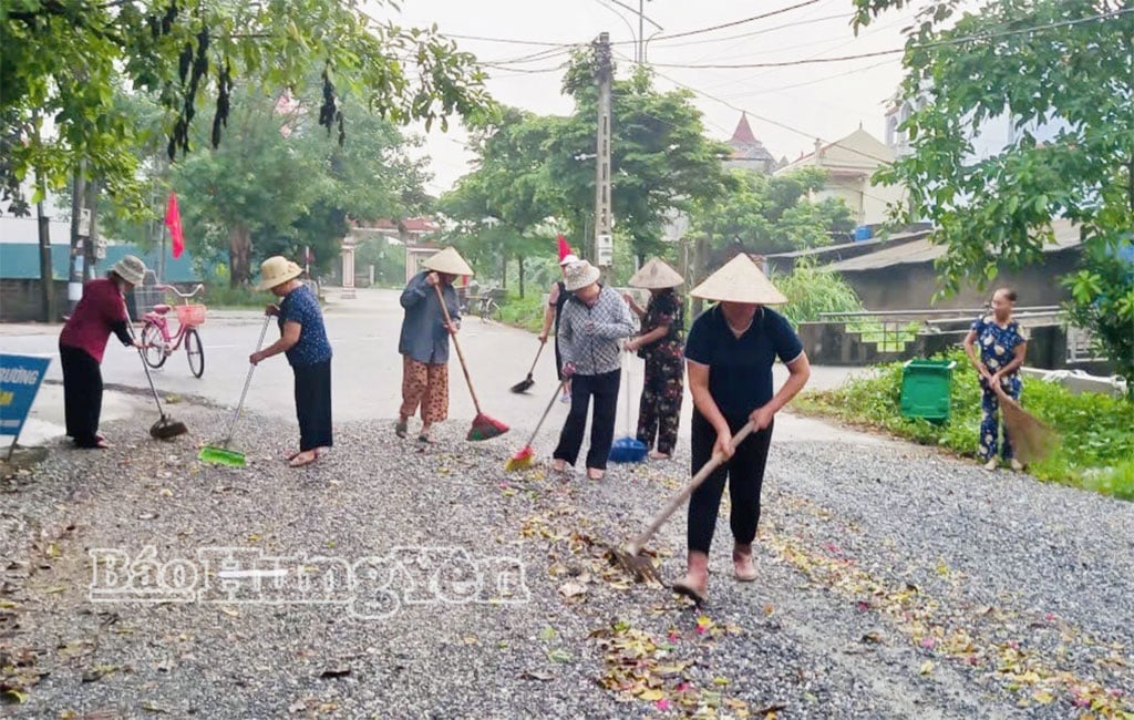 សមាជិក​សម្ព័ន្ធ​នារី​ភូមិ Tho Binh ចូលរួម​សម្អាត​បរិស្ថាន។