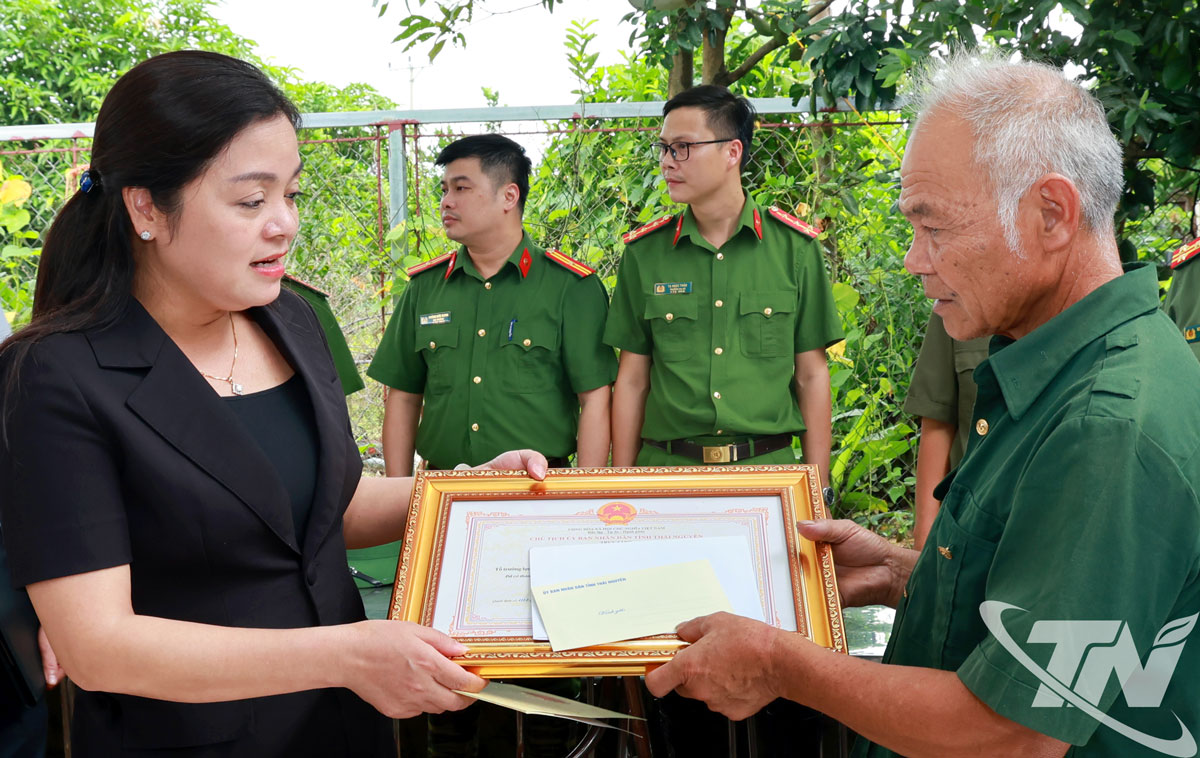 អនុប្រធានគណៈកម្មាធិការប្រជាជនខេត្ត Nguyen Thi Loan បានអញ្ជើញទៅសួរសុខទុក្ខ លើកទឹកចិត្ត និងប្រគល់ប័ណ្ណសរសើរពីប្រធានគណៈកម្មាធិការប្រជាជនខេត្តជូនសមមិត្ត Phan Van Thanh។