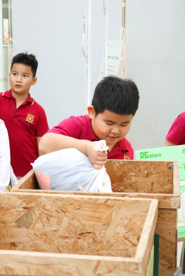 Hàng trăm bộ đồng phục học sinh cũ được thu gom, kéo dài vòng đời - Ảnh 3.
