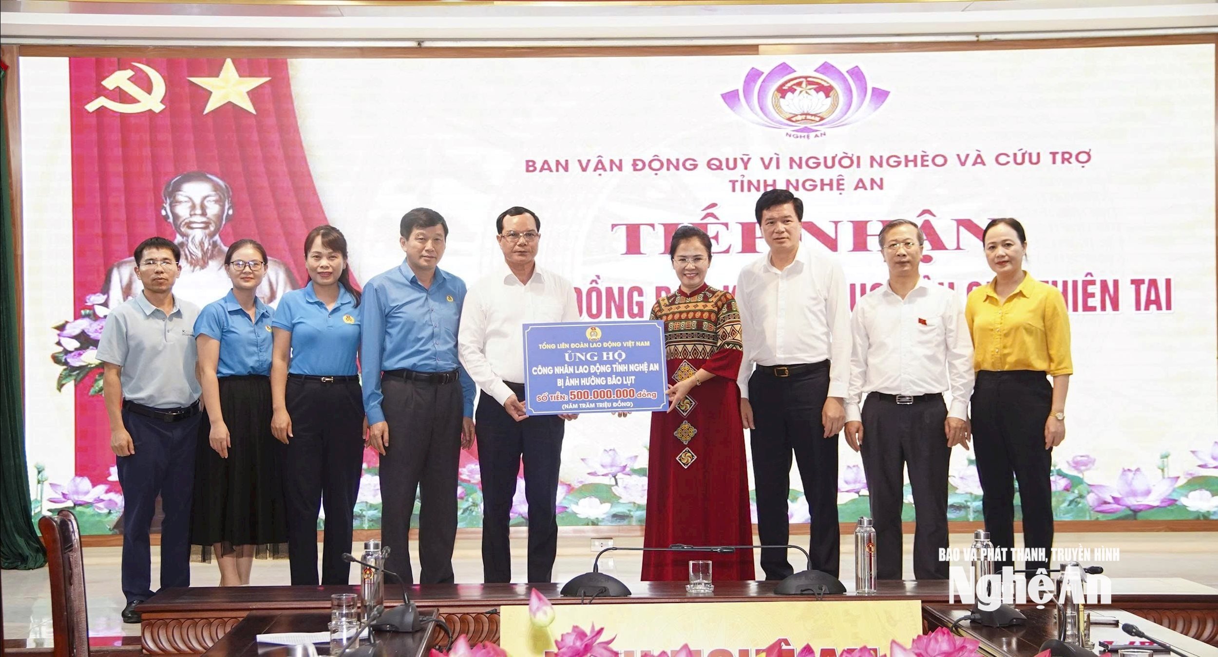 សហព័ន្ធទូទៅចំនួន 3 គាំទ្រដល់កម្មករដែលរងផលប៉ះពាល់ដោយព្យុះ និងទឹកជំនន់។ រូបថត៖ Diep Thanh00008
