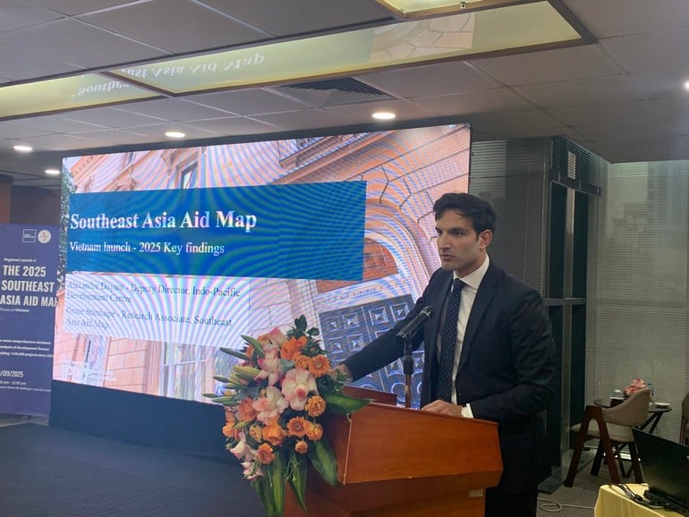 Ông Alexandre Dayant - Phó Giám đốc Trung tâm Phát triển Ấn Độ Dương-Thái Bình Dương, Viện Lowy công bố Bản đồ Viện trợ Đông Nam Á. (Ảnh: Báo Nhân dân)