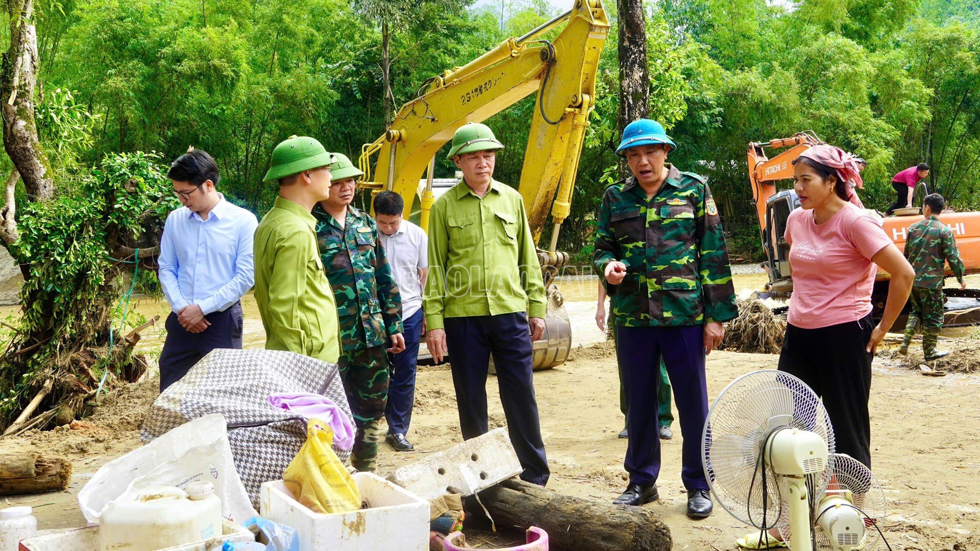 Đồng chí Hoàng Giang và đoàn công tác chia sẻ với người dân về những mất mát do thiên tai gây ra.