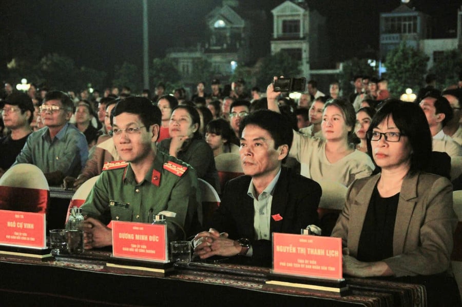 dai-bieu-tham-du-chuong-trinh-nghe-thuat.jpg