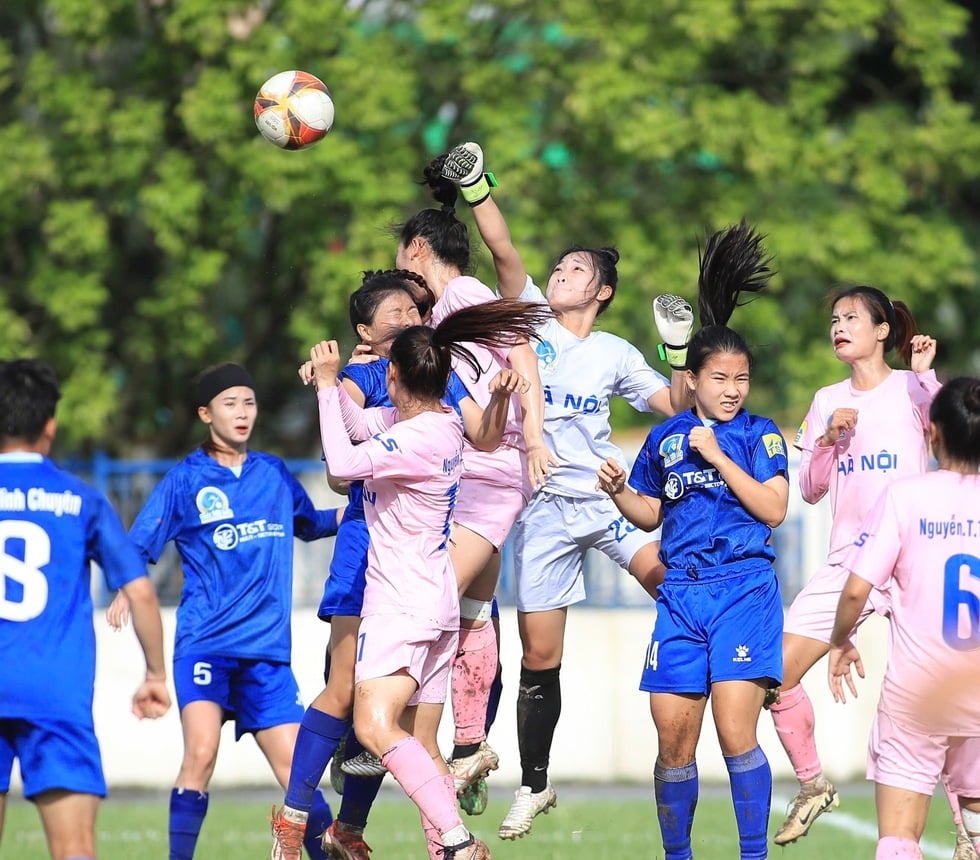 Bích Thùy giúp đội bóng cũ TP.HCM I lấy ngôi đầu từ Hà Nội - Ảnh 1.