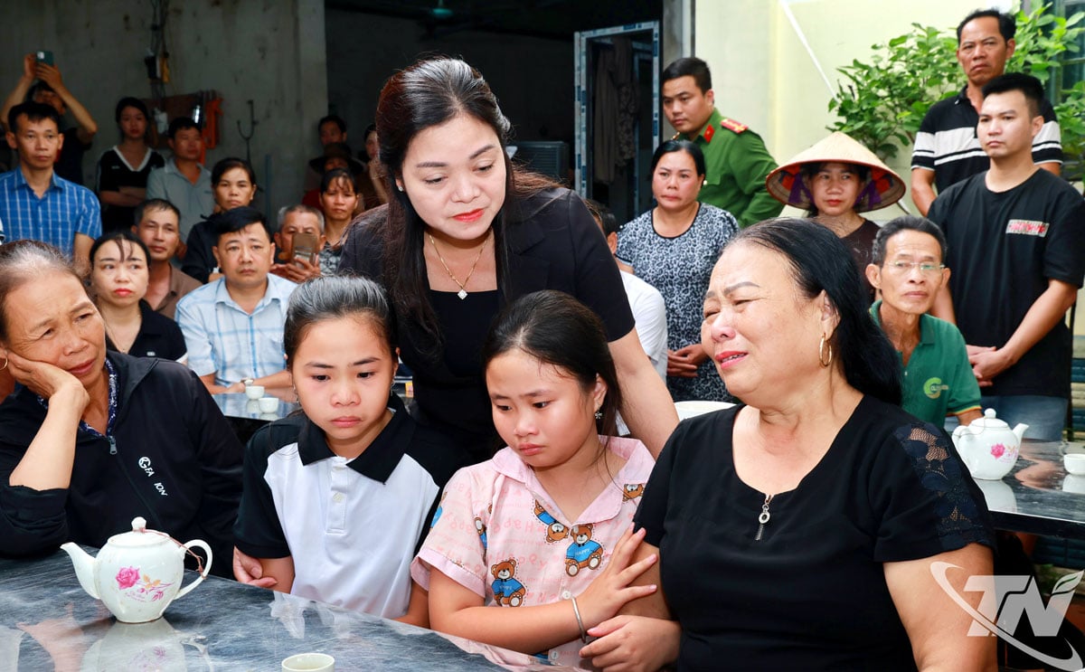 អនុប្រធានគណៈកម្មាធិការប្រជាជនខេត្ត បានលើកទឹកចិត្តដល់ញាតិមិត្តរបស់សមមិត្ត Phan Van Thanh ឆាប់បានឆ្លងផុតពីទុក្ខសោក និងធ្វើឱ្យជីវិតរបស់ពួកគេមានស្ថេរភាព។