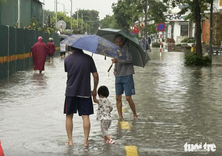 Phụ huynh bức xúc Hà Nội ngập lụt, trường học phản ứng chậm, Sở GD-ĐT Hà Nội nói gì? - Ảnh 1.