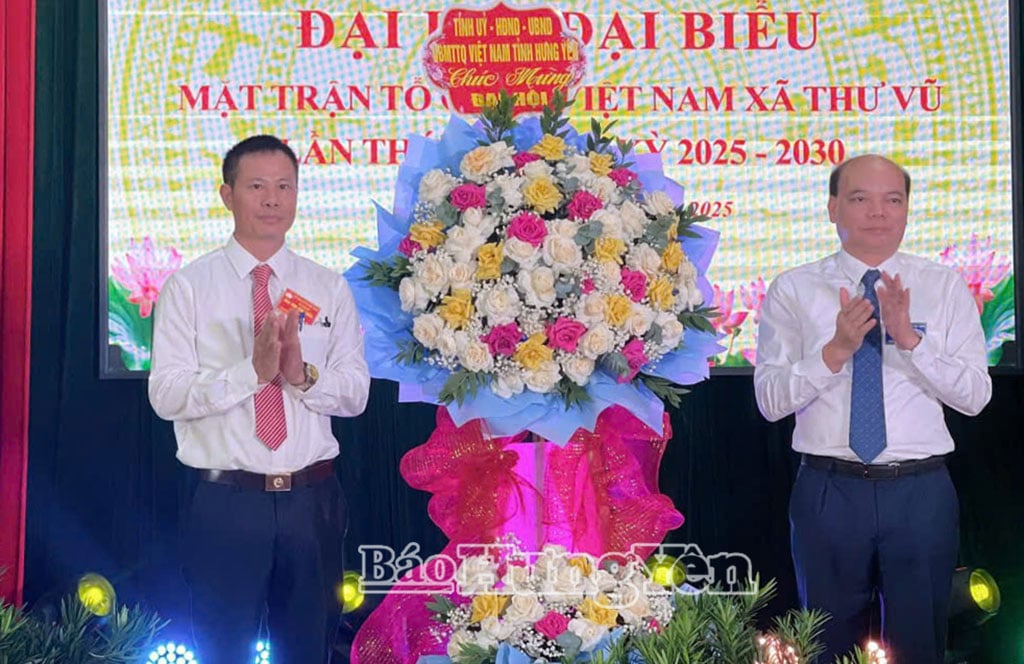 សមមិត្ត Dang Thanh Giang សមាជិកគណៈកម្មាធិការអចិន្ត្រៃយ៍បក្សខេត្ត អនុប្រធានក្រុមប្រឹក្សាប្រជាជនខេត្ត ជូនកម្រងផ្កាអបអរសាទរមហាសន្និបាតគណៈប្រតិភូរណសិរ្សមាតុភូមិវៀតណាមឃុំ Thu Vu។