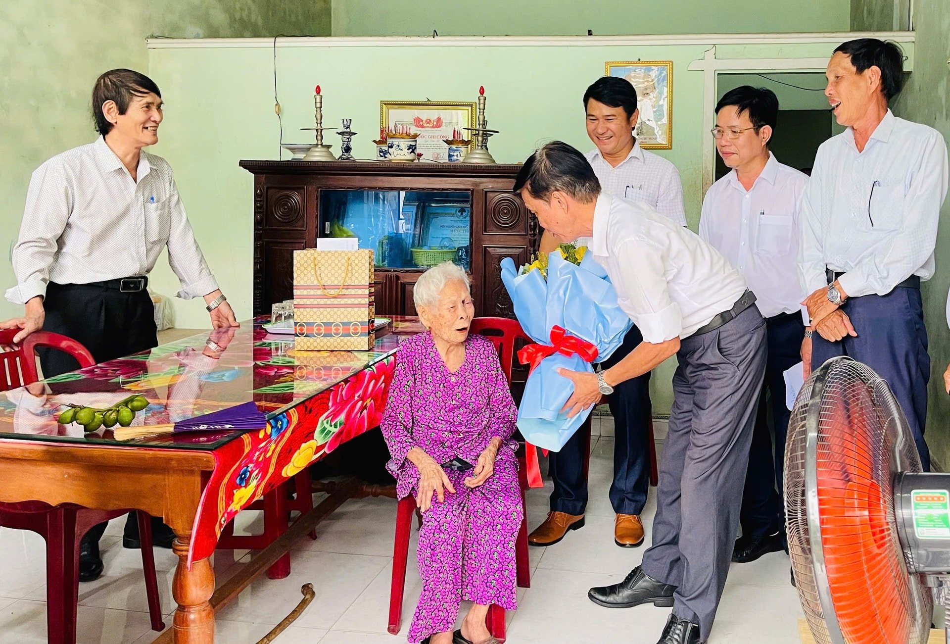 ថ្នាក់​ដឹក​នាំ​សមាគម​មនុស្ស​ចាស់​ក្នុង​ក្រុង និង​សង្កាត់​លៀងចៀវ ជូន​អំណោយ​ដល់​មនុស្ស​ចាស់​អាយុ​ចាប់​ពី​១០០​ឆ្នាំ​ឡើង​ទៅ។ រូបថត៖ HUY HOANG