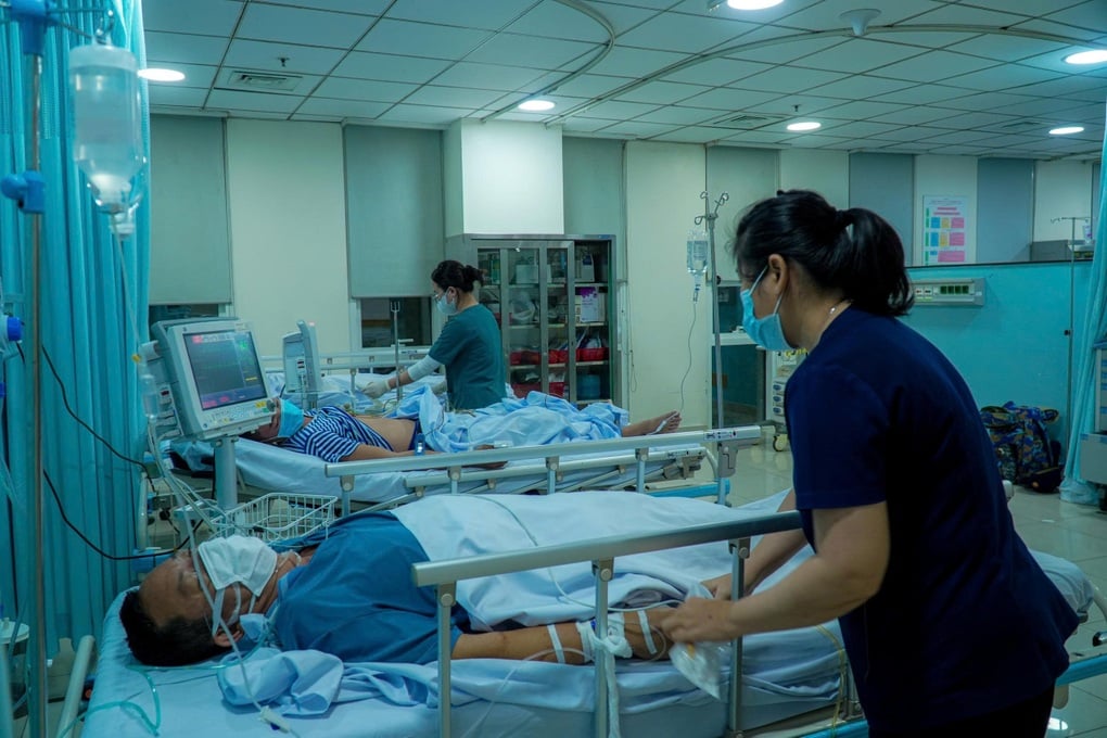 Trực thăng cấp cứu xuyên đêm xé bão đưa người bệnh về đất liền - 1