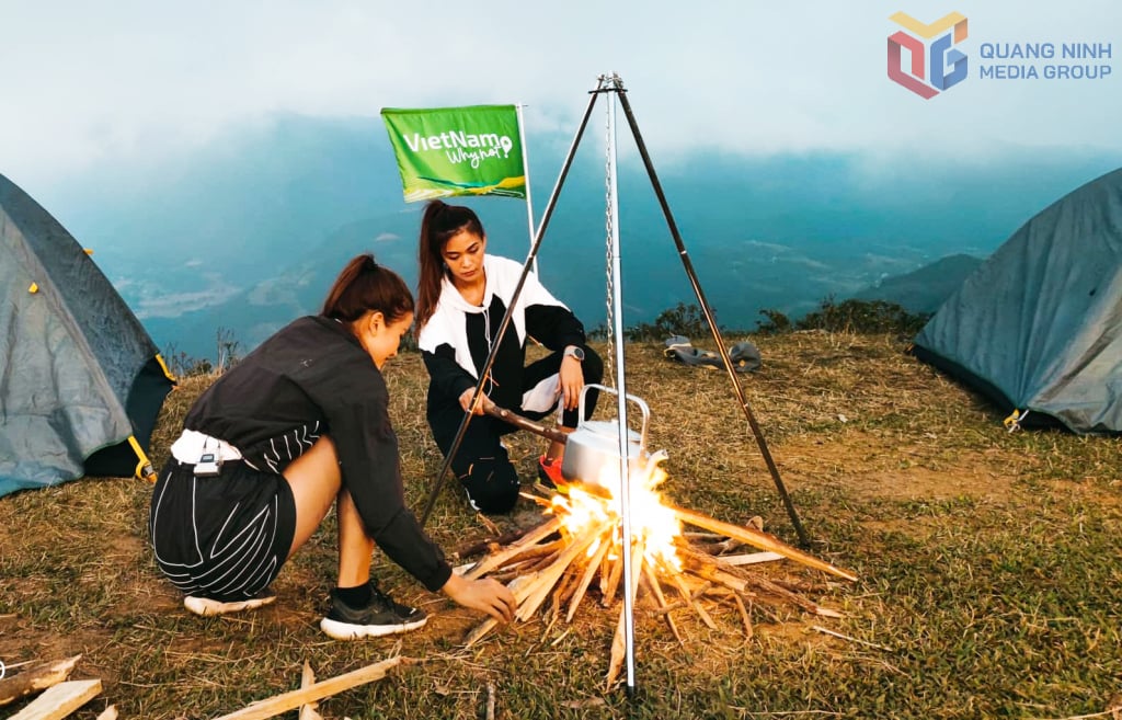 Du khách cắm trại trên đỉnh Cao Ly.