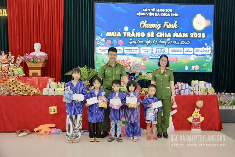 តំណាង​នាយកដ្ឋាន​គ្រប់គ្រង​រដ្ឋបាល​សណ្តាប់ធ្នាប់​សង្គម ស្នងការ​នគរបាល​ខេត្ត ជូន​អំណោយ​ដល់​កុមារ​ឈឺ។