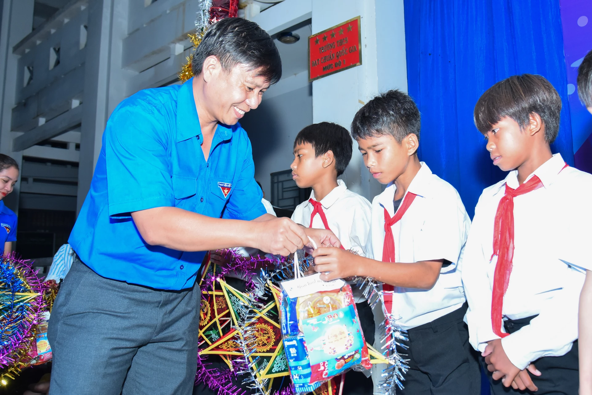 El Sr. Huynh Huu Phuc, Vicepresidente del Comité Provincial del Frente Patriótico de Vietnam y Secretario de la Unión Provincial de Jóvenes, entregó regalos a los niños.