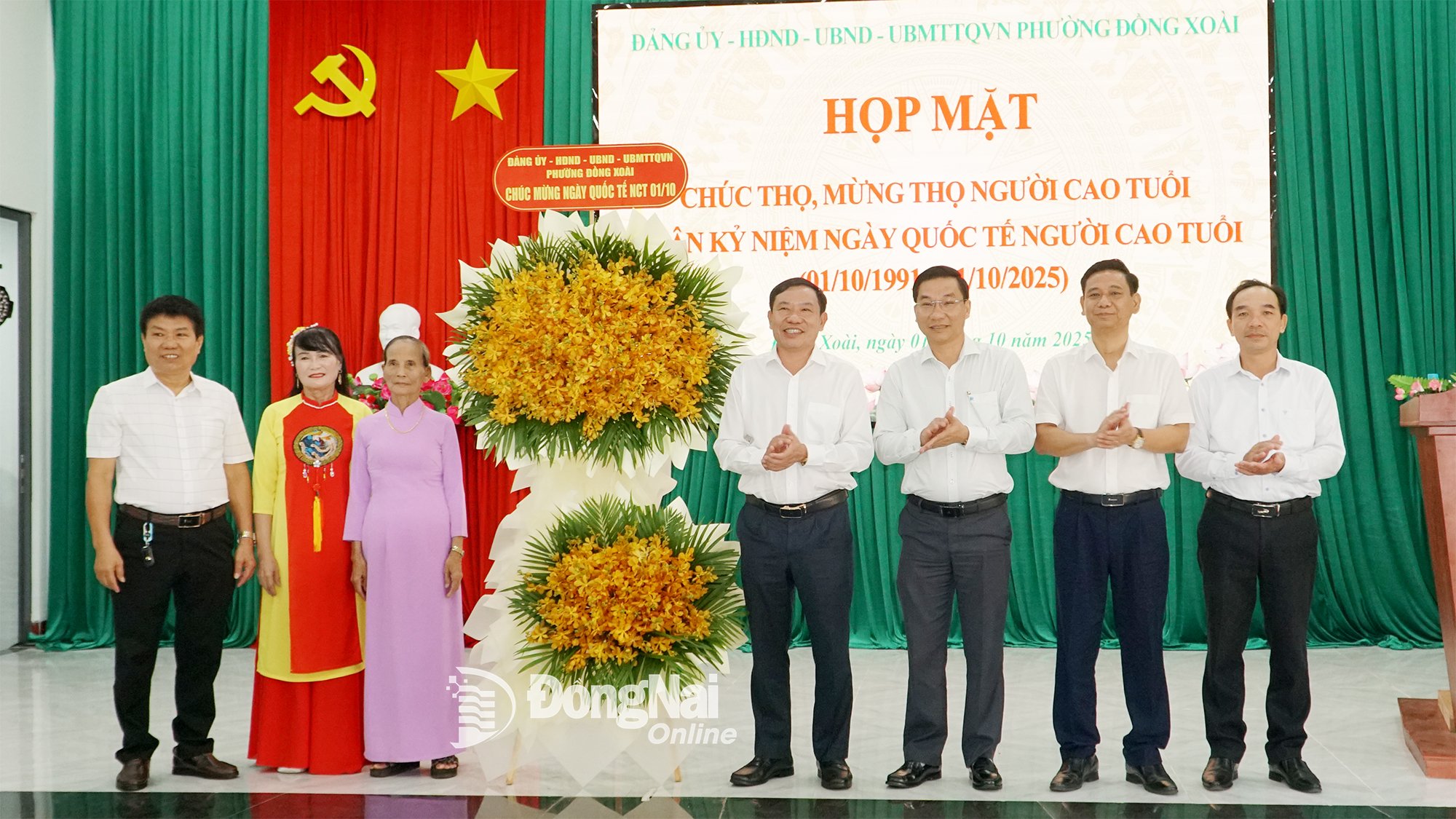 ថ្នាក់​ដឹកនាំ​មូលដ្ឋាន​បាន​ជូន​ផ្កា​ដើម្បី​អបអរសាទរ​គណៈកម្មាធិការ​ប្រតិបត្តិ​នៃ​សមាគម​មនុស្ស​ចាស់​វួដ។