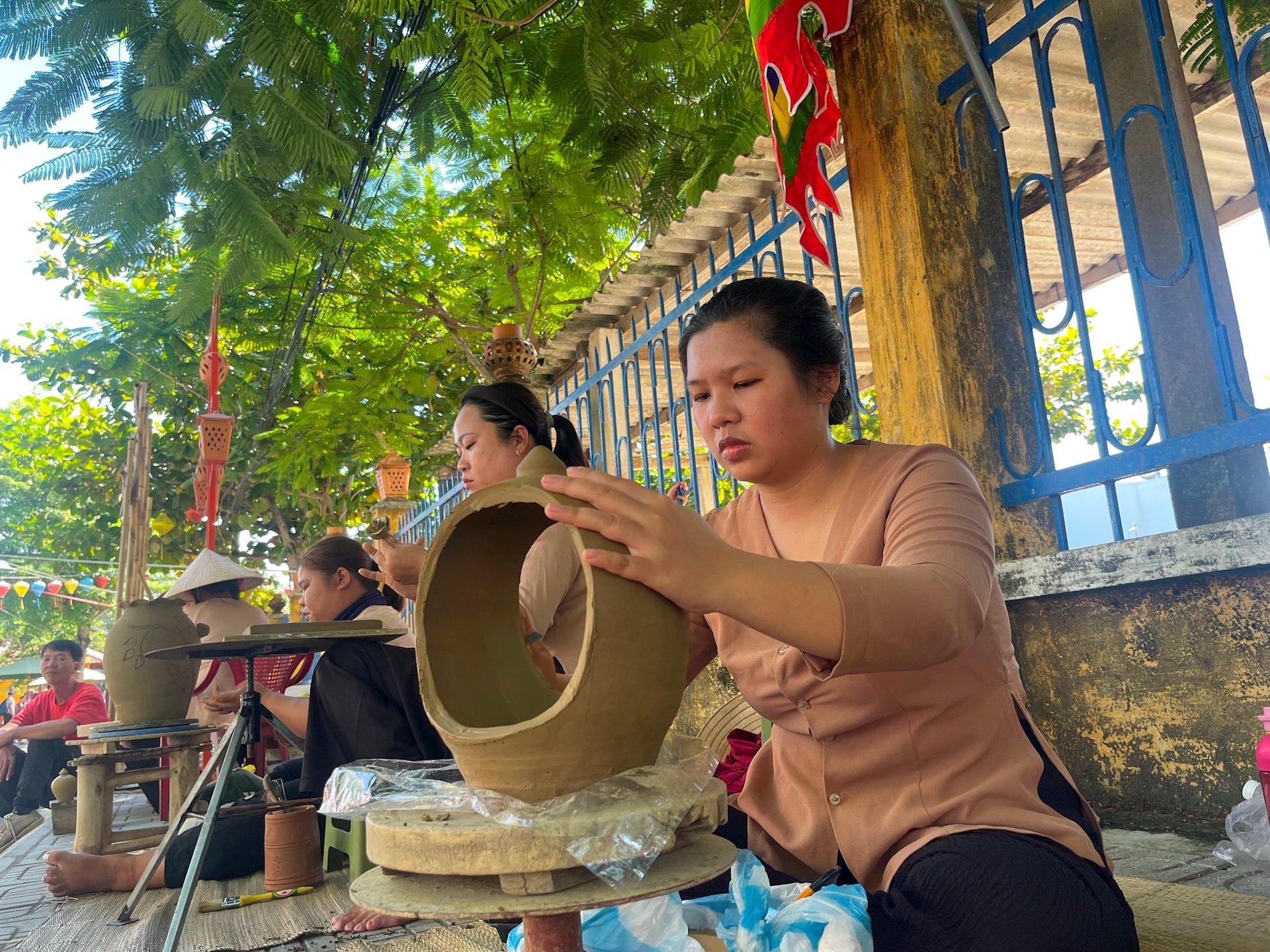 យុវជន​ក្នុង​ភូមិ​ប្រកប​របរ​ប្រពៃណី។ រូបថត៖ MINH HAI