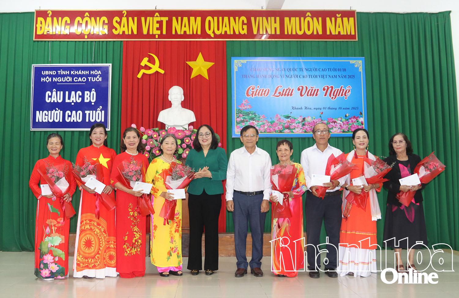 Lãnh đạo Hội Người cao tuổi tỉnh tặng hoa và quà cho các đội tham gia giao lưu văn nghệ. 