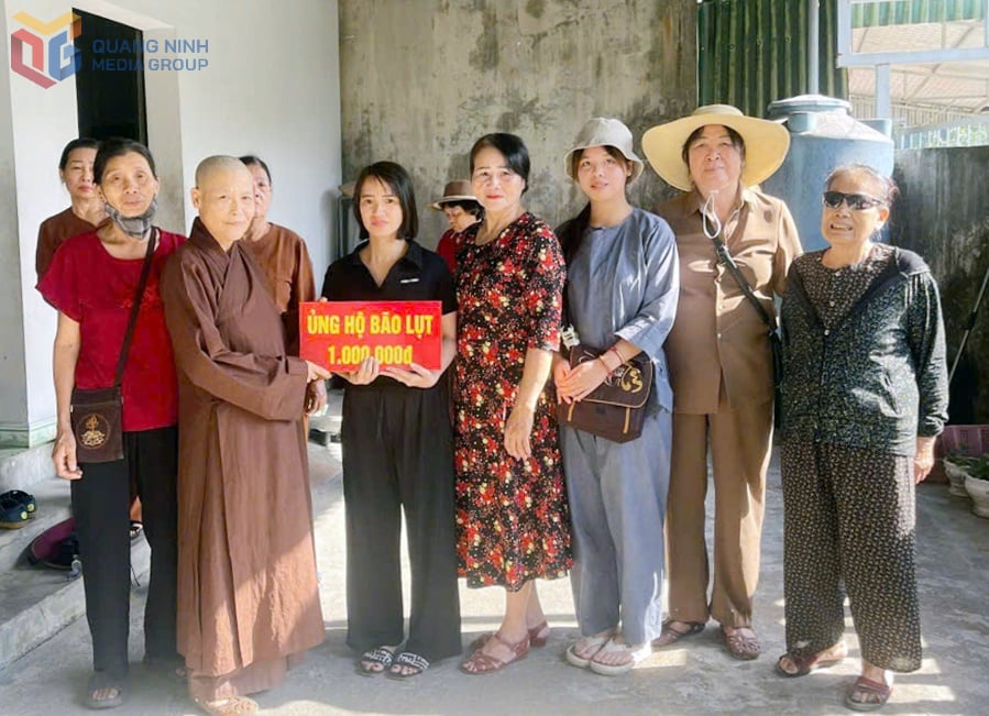 Ms. Ngo Thi Thanh My (4th from right) and senior members of Zone 4B received support from benefactors to support families affected by storm No. 3 (Yagi) in 2024.