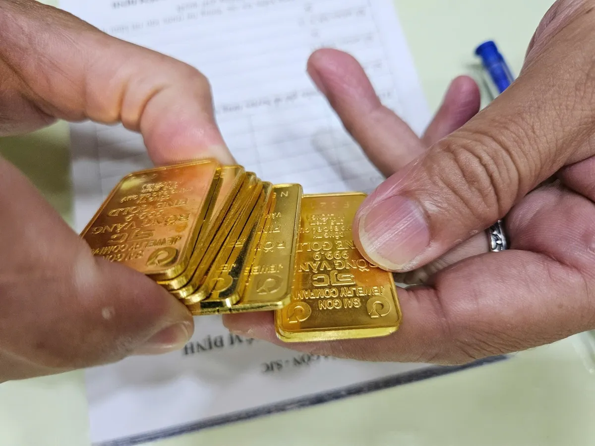 Giá vàng đi ngang, bạc chạm mốc 3,3 triệu đồng/lượng - Ảnh 1.