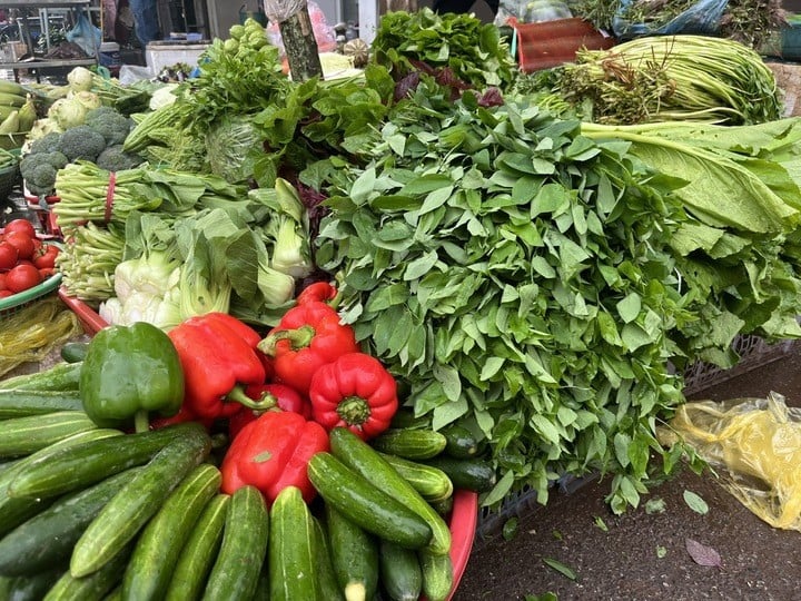 Prices of green vegetables at Dich Vong market (Cau Giay) have all increased. (Photo: Hoang Dung).
