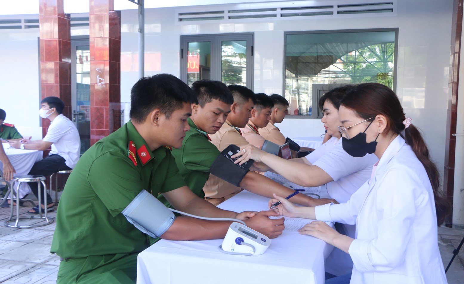 เจ้าหน้าที่และทหารของตำรวจจังหวัดด่งนายร่วมบริจาคโลหิตด้วยความสมัครใจในเช้าวันที่ 1 ตุลาคม ภาพ: ผู้สนับสนุน  