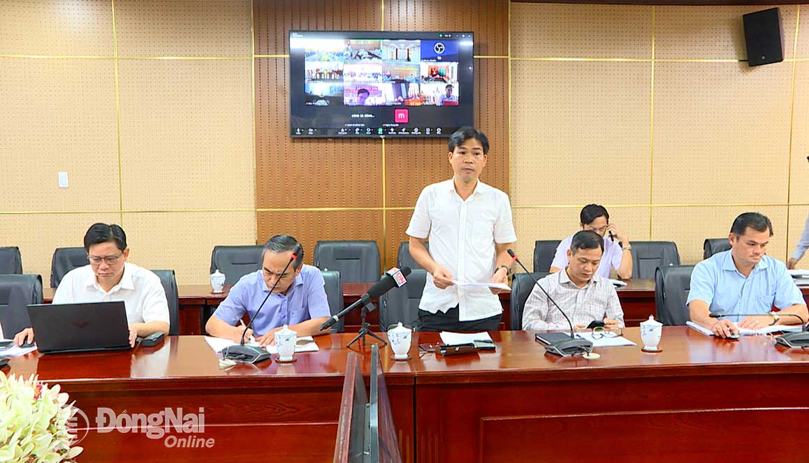 លោក Pham Quang Dinh នាយករងមជ្ឈមណ្ឌលអភិវឌ្ឍន៍មូលនិធិដីខេត្ត Dong Nai បានរាយការណ៍នៅក្នុងកិច្ចប្រជុំ។ រូបថត៖ ក្វាងផាត់