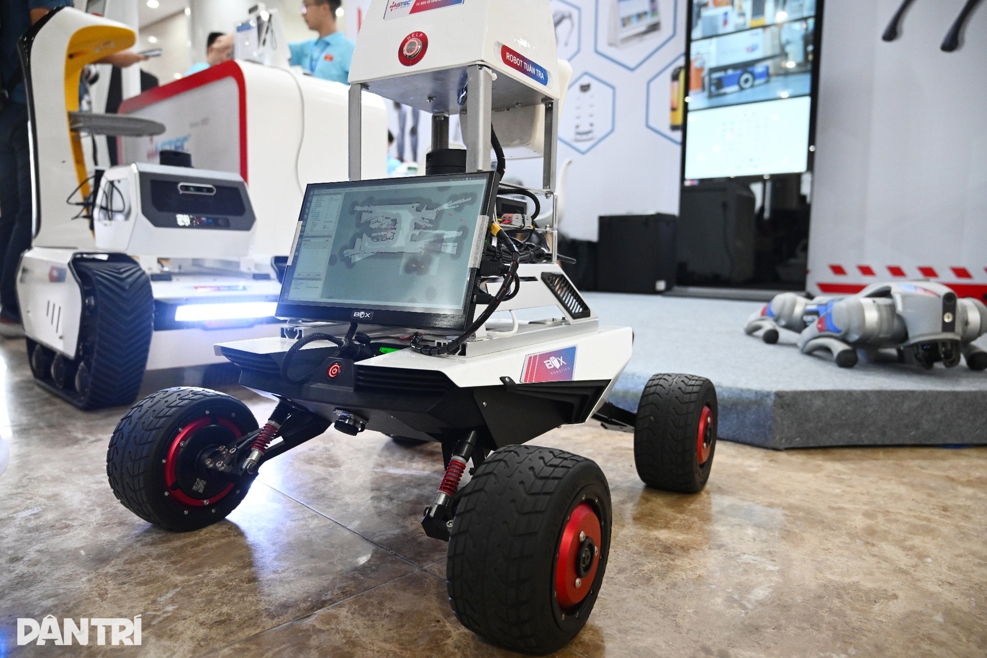 Loạt robot, UAV tuần tra cấu hình khủng Make in Vietnam - 13