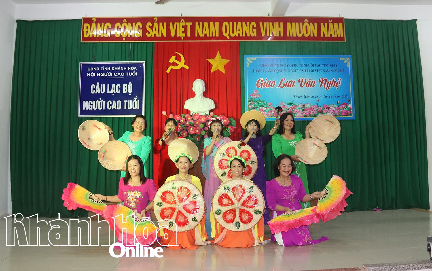 Trong không khí vui tươi, sôi nổi, các đội đã mang đến chương trình 15 tiết mục văn nghệ đặc sắc.