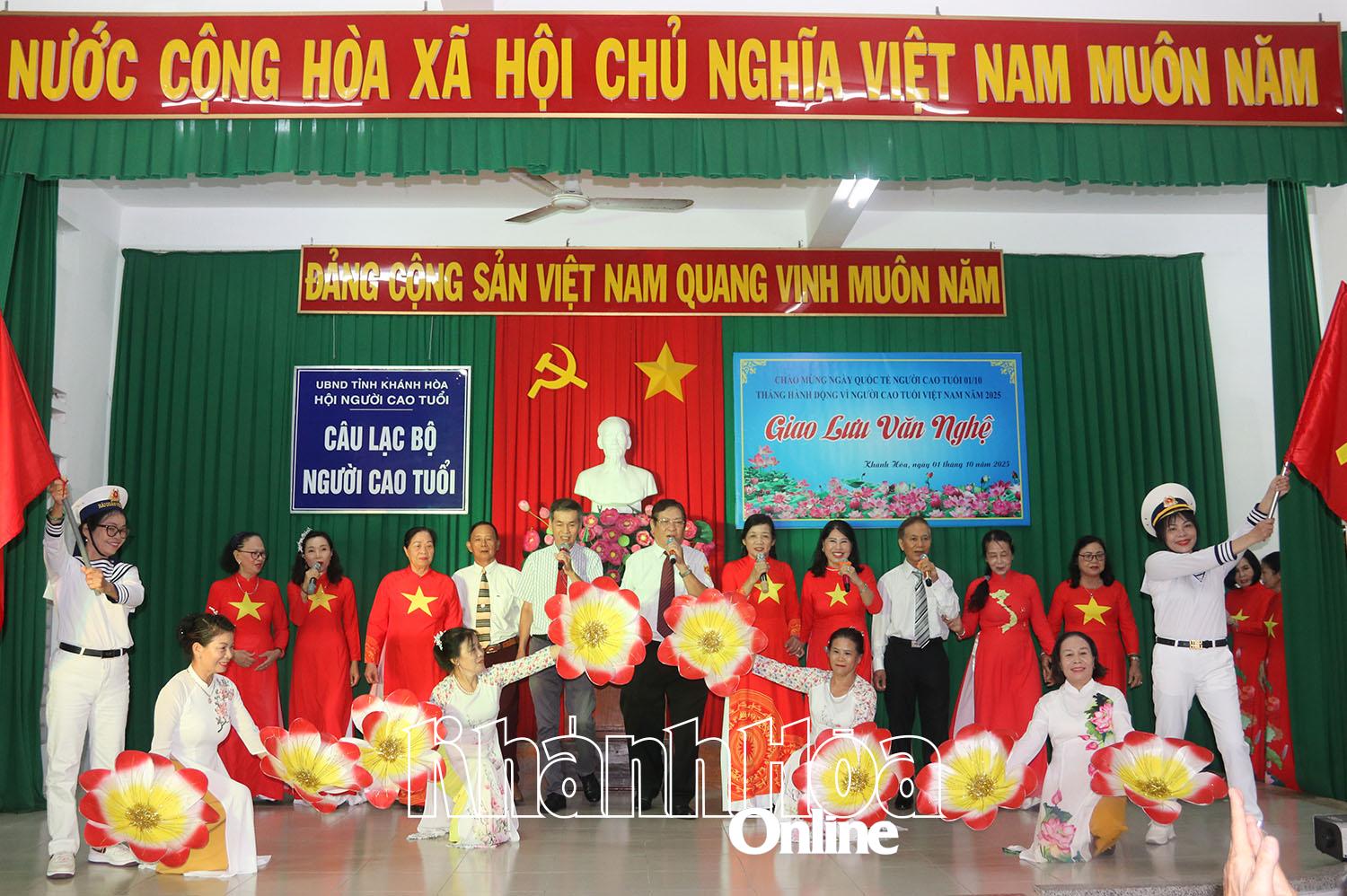 Tiết mục hát múa Đảng Công sản Việt Nam quang vinh do Đội văn nghệ Câu lạc bộ Liên thế hệ tự giúp nhau tổ dân phố 9, 11 (phường Bắc Nha Trang) biểu diễn.