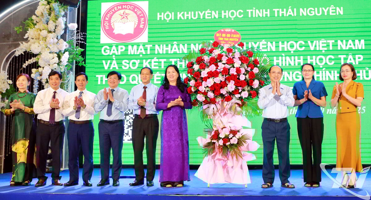 Das Provinzparteikomitee, der Volksrat, das Volkskomitee und das Komitee der Vietnamesischen Vaterlandsfront der Provinz Thai Nguyen schickten einen Blumenstrauß, um der Provinzvereinigung zur Förderung der Bildung in Thai Nguyen anlässlich des Vietnamesischen Tages der Bildungsförderung zu gratulieren.
