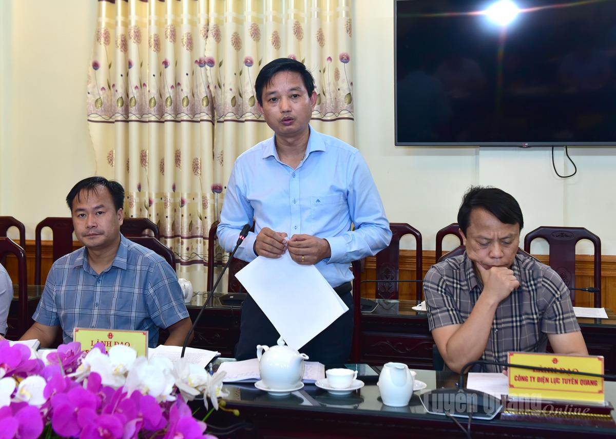ថ្នាក់ដឹកនាំមន្ទីរកសិកម្ម និងបរិស្ថានបានរាយការណ៍អំពីការខូចខាតដោយសារព្យុះលេខ១០ ក្នុងសង្កាត់ចំនួន៥ (ជាកម្មសិទ្ធិរបស់ទីក្រុងចាស់ Tuyen Quang)។