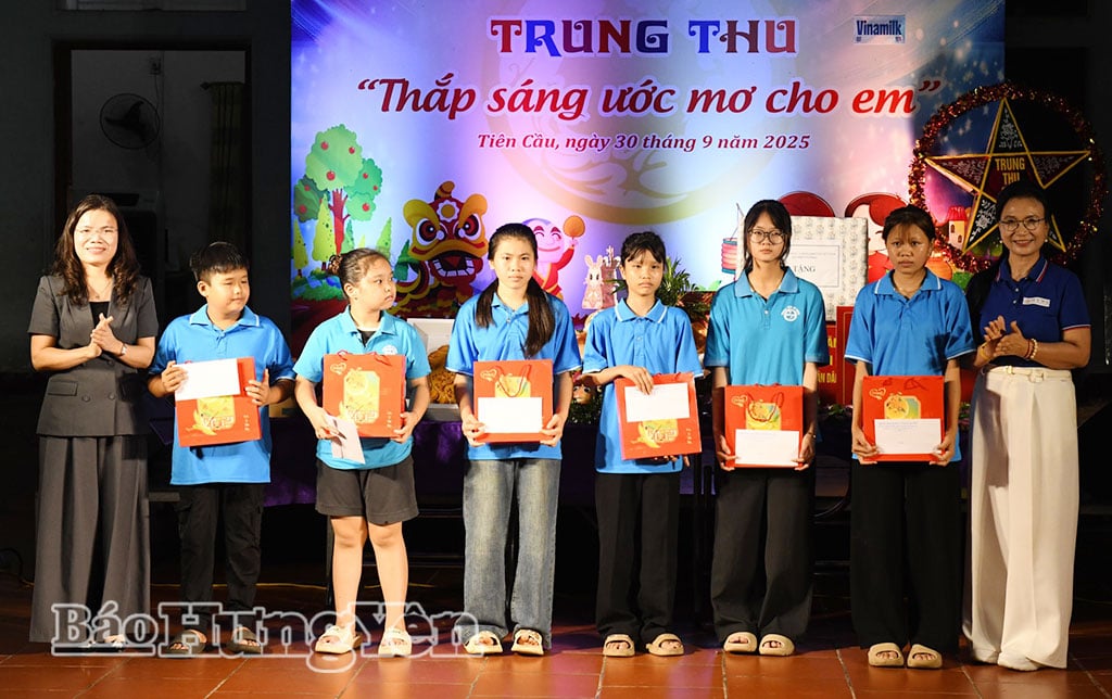 Delegates presented gifts and scholarships to orphans in especially difficult circumstances.