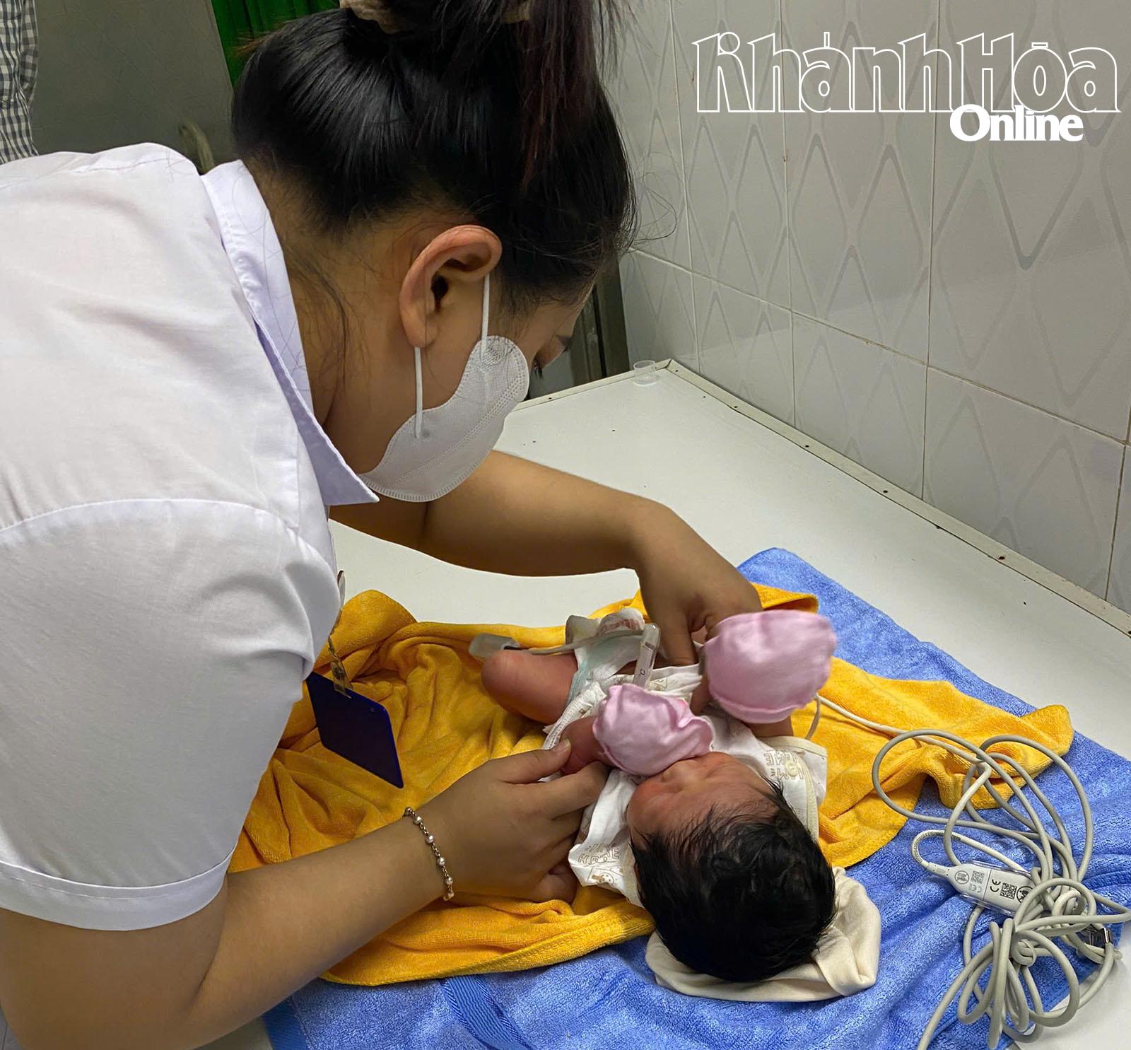 នៅឯមន្ទីរពេទ្យក្មេងស្រីនេះត្រូវបានពិនិត្យដោយគ្រូពេទ្យនិងគិលានុបដ្ឋាយិកា។