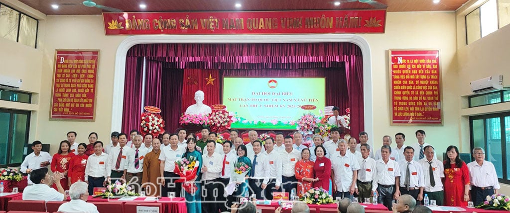 សមាជិកគណៈកម្មាធិការរណសិរ្សមាតុភូមិវៀត ណាមឃុំ Vu Tien អាណត្តិទី១ ឆ្នាំ២០២៥ -២០៣០ ណែនាំនៅមហាសន្និបាត។