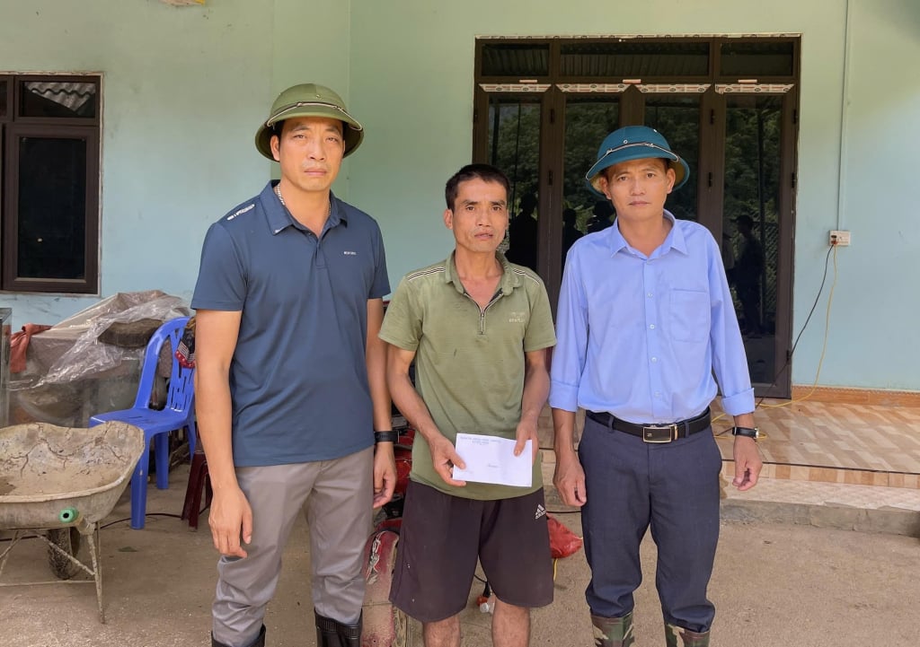 ក្រុមការងារបានចុះសួរសុខទុក្ខ និងលើកទឹកចិត្តដល់គ្រួសារដែលរងផលប៉ះពាល់ដោយខ្យល់ព្យុះលេខ១០។