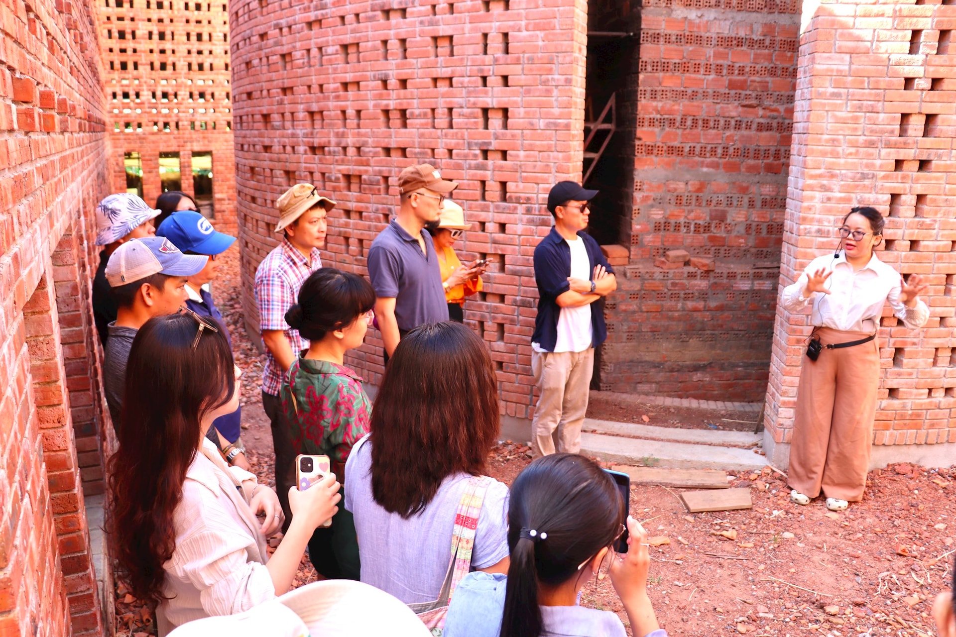 ក្រុម famtrip បានស្តាប់បទបង្ហាញនៅស្ទូឌីយោ Terra Cotta របស់សិប្បករ Le Duc Ha ។ រូបថត៖ Q.T