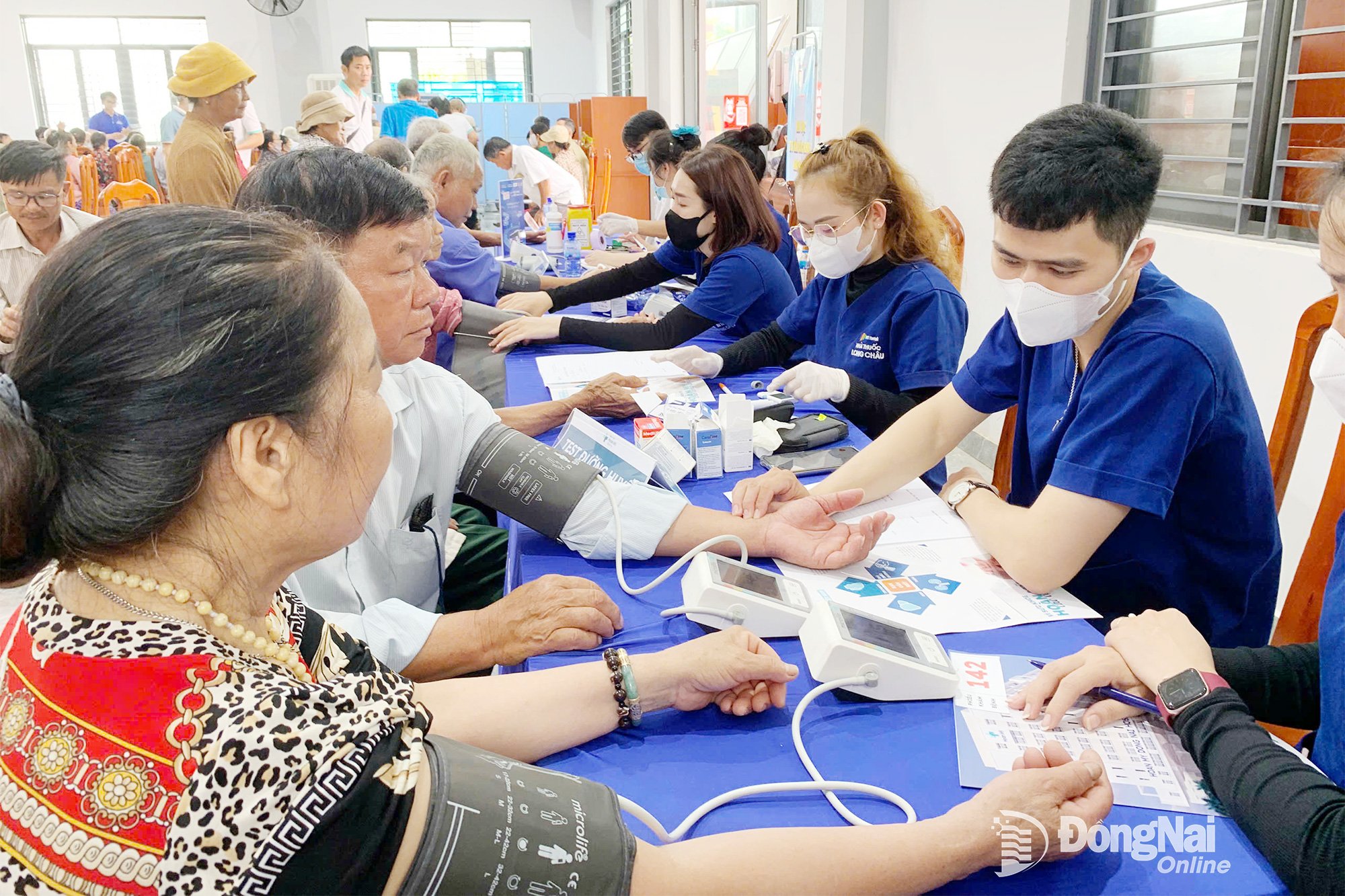Elderly people in Song Ray commune have their blood pressure checked when they come for free health check-ups and consultations (an activity organized by the Vietnam Youth Union of the province). Photo: Nga Son