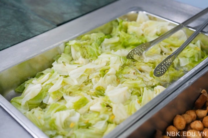 សាលា​ក្លាយ​ជា​ផ្ទះ​រួម​សម្រាប់​សិស្ស​ជាង​១.០០០​នាក់​ចំពេល​ទឹក​ជំនន់​នៅ​ហាណូយ - 6