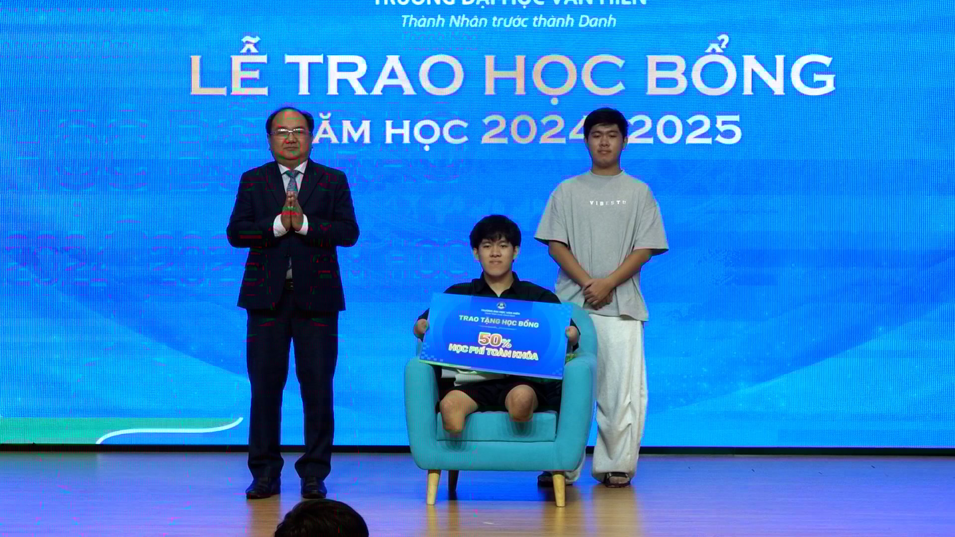 Trường ĐH Văn Hiến trao học bổng cho sinh viên ‘chim cánh cụt’ bị mất tứ chi- Ảnh 1.