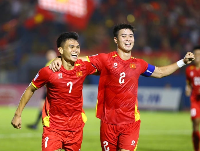 Xuân Mạnh có bàn đầu tiên sau 8 năm chờ đợi - Ảnh 4.