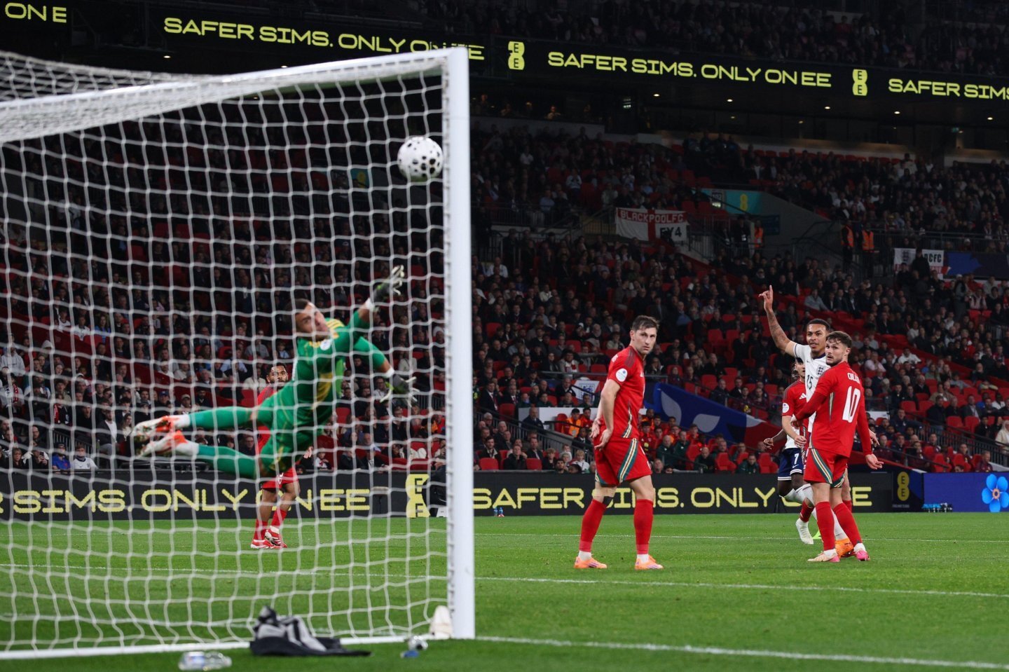 www_thesun_co_uk ollie watkins អង់គ្លេស ទទួលបានពិន្ទុទីពីរ 1030026954.jpg