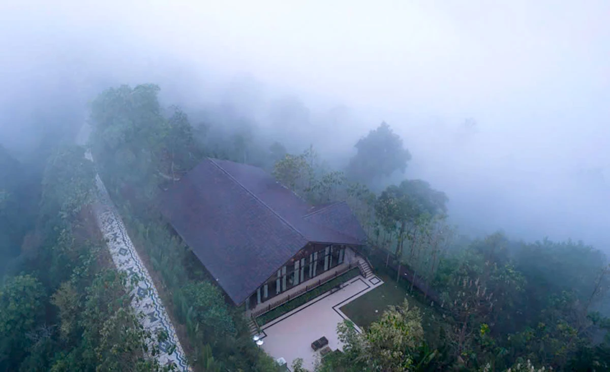 Phong cảnh thiên nhiên thanh bình trong sương sớm