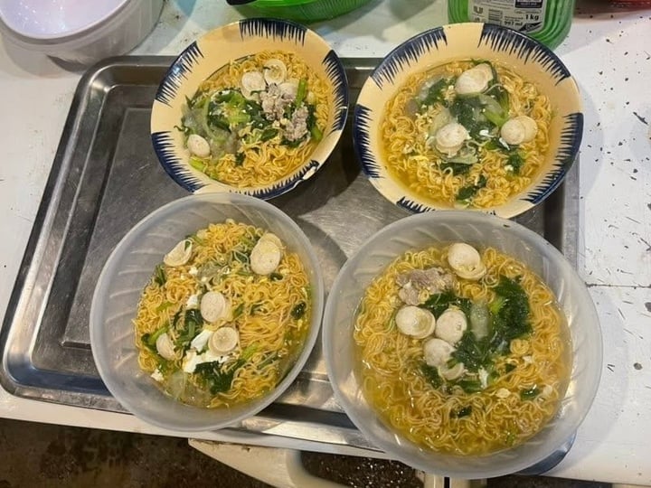 Mr. Duy's instant noodle bowl prepared for students (Photo: NVCC)