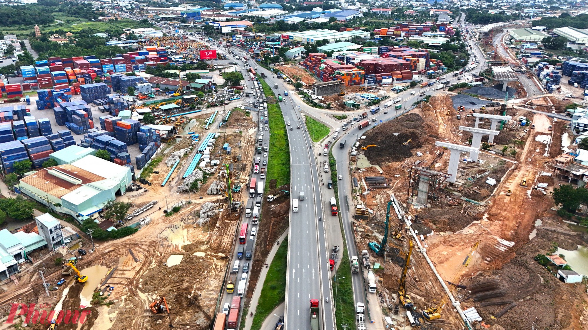 Nút giao Tân Vạn - hạng mục phức tạp nhất trên tuyến Vành đai 3 TPHCM đang được thi công khẩn trương với nhiều mũi thi công - Ảnh: Khải Ân 
