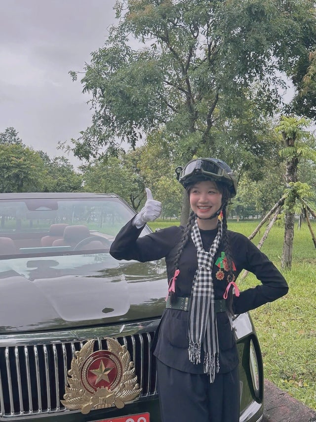 Eine Studentin der juristischen Universität von Ho-Chi-Minh-Stadt meldete sich dreimal freiwillig zur Armee – Foto 2. Nữ sinh Trường đại học Luật TP.HCM 3 lần diễu binh tình nguyện nhập ngũ- Ảnh 2.