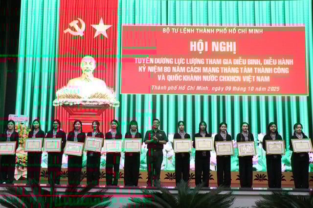 Studentinnen der juristischen Universität von Ho-Chi-Minh-Stadt meldeten sich dreimal freiwillig zur Armee – Foto 4. Nữ sinh Trường đại học Luật TP.HCM 3 lần diễu binh tình nguyện nhập ngũ- Ảnh 4.