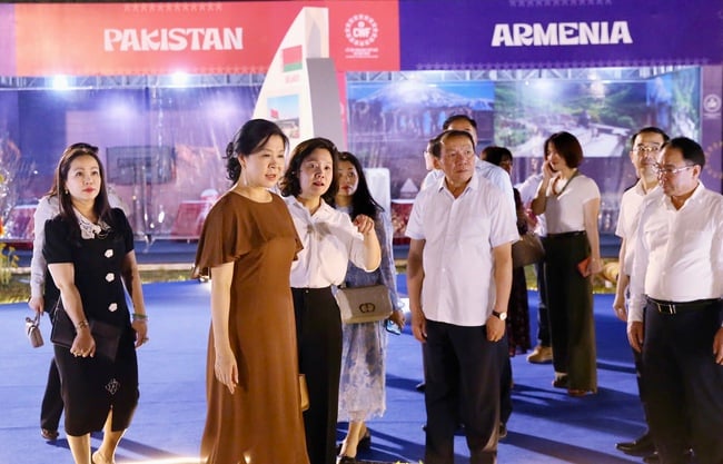 ការហាត់សមទូទៅនៃមហោស្រពវប្បធម៌ពិភពលោកលើកដំបូងនៅទីក្រុងហាណូយ - រូបថត ៣. Tổng duyệt Chương trình Lễ hội Văn hóa Thế giới tại Hà Nội lần thứ nhất - Ảnh 3.