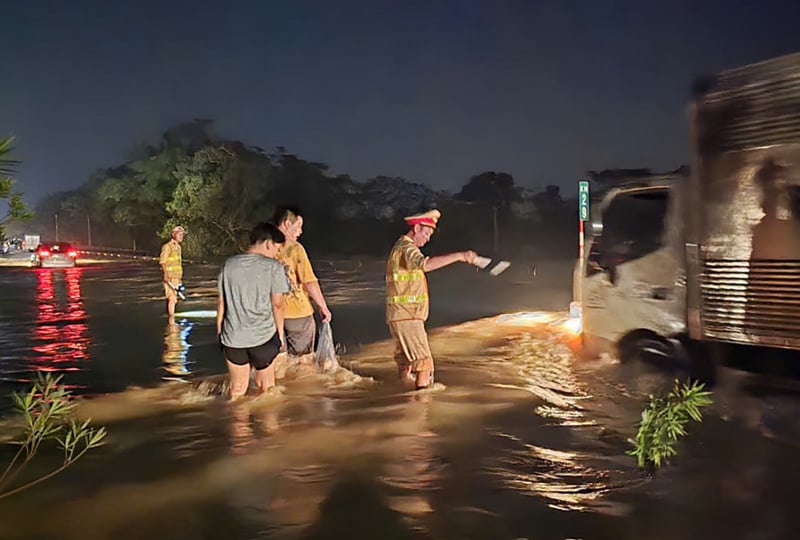 Hanoi - Thai Nguyen Otoyolu derin su baskınına uğradı, Polis güvenli bir güzergah öneriyor -0